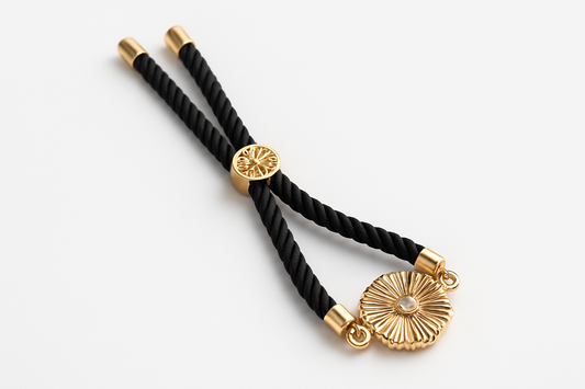 Pulsera Ajustable Cordón Negro con dije oro laminado